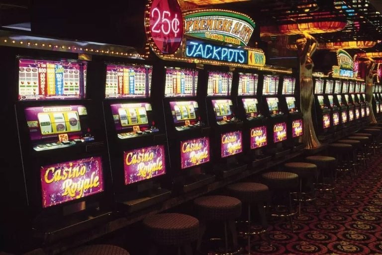 Meja Texas Poker di bdhoki dengan kartu komunal dan chip bertumpuk